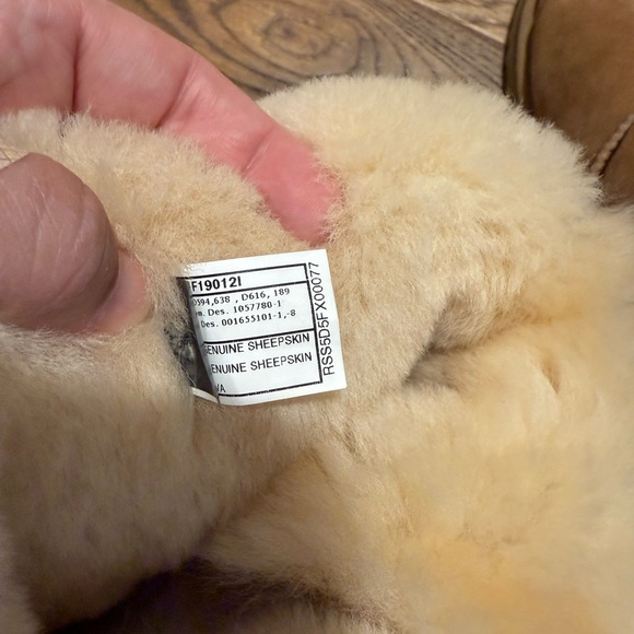 Bailey Button UGGS - Size 9 - Great condition - Picture 5 of 7